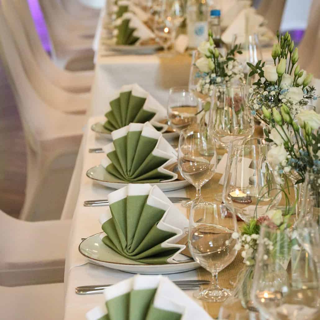 Bild vom eingedeckten Tisch bei einer Hochzeit